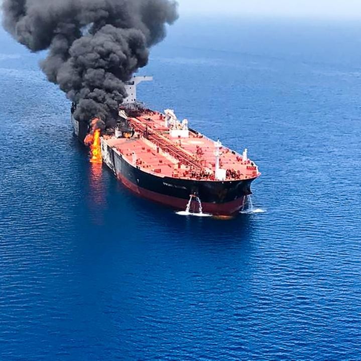 Petroliere in fiamme nel Golfo dell'Oman