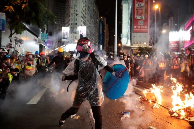 Hong Kong, la bomba sulla strada del