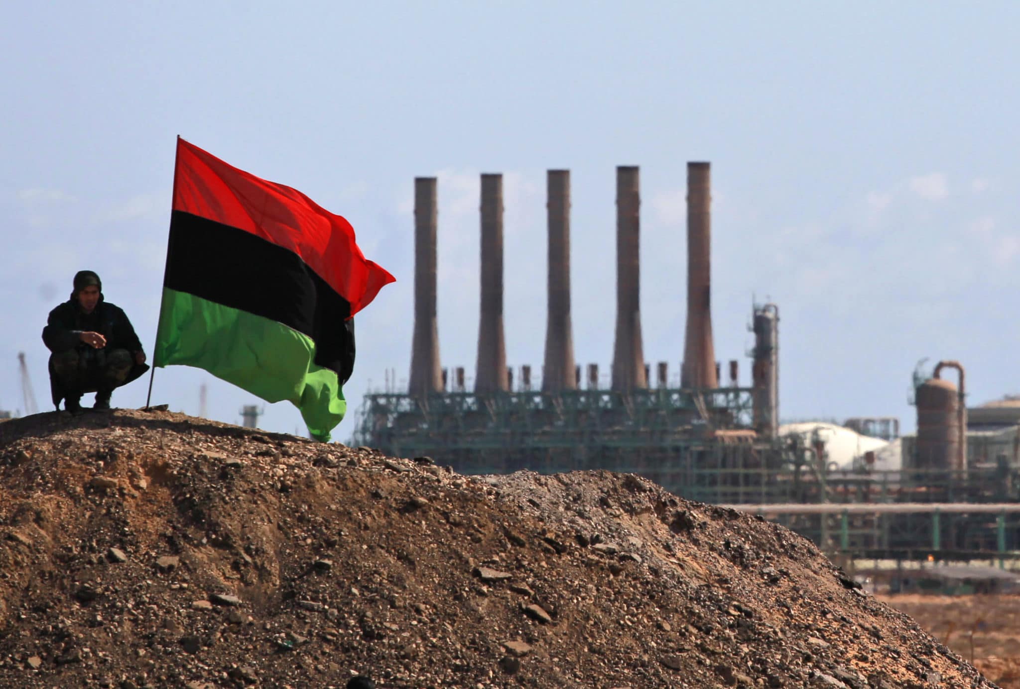 Libia, l’Italia cerca di salvare il petrolio e la faccia